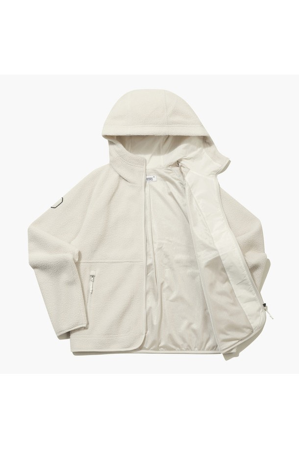 여성 플리스 집업 재킷 MQ422PJPO1은 가을과 겨울에 따뜻하게 착용할 수 있는 여성용 플리스 재킷입니다. 아이보리(IVRY) 컬러의 무지 디자인으로 스포티, 캐주얼, 미니멀 스타일을 모두 소화하며 골프 및 일상복으로 활용 가능합니다. 두꺼운 두께감과 부드러운 촉감의 폴리에스터, 나일론 혼방 소재로 제작되어 보온성이 뛰어나고 긴 소매와 레귤러핏으로 편안한 착용감을 제공합니다. 집업 스타일로 간편하게 입고 벗을 수 있으며, 플리스 코트 타입으로 포근함을 더했습니다. 골프룩으로도 손색없는 MQ422PJPO1 플리스 재킷으로 스타일리시함과 따뜻함을 동시에 느껴보세요.
