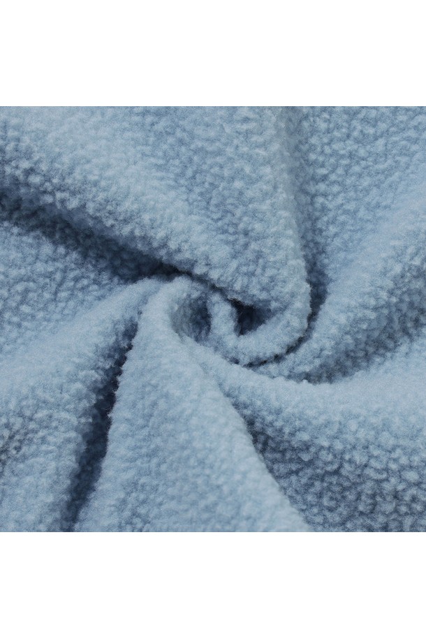 여성 플리스 아노락 라이트블루 MQ422PTLO1은 가을, 겨울 시즌에 스포티하고 캐주얼하게 연출하기 좋은 아우터입니다. 라이트블루와 아이보리 배색 디자인이 돋보이며, 레귤러핏과 하프집업 스타일로 편안한 착용감을 제공합니다. 두껍고 부드러운 플리스 소재로 제작되어 따뜻함을 선사하며, 긴 소매 기장과 배색 디테일이 특징입니다. 골프룩은 물론 일상에서도 활용 가능하며, 매칭 스커트와 함께 코디하여 여성스러운 분위기를 연출할 수 있습니다.
