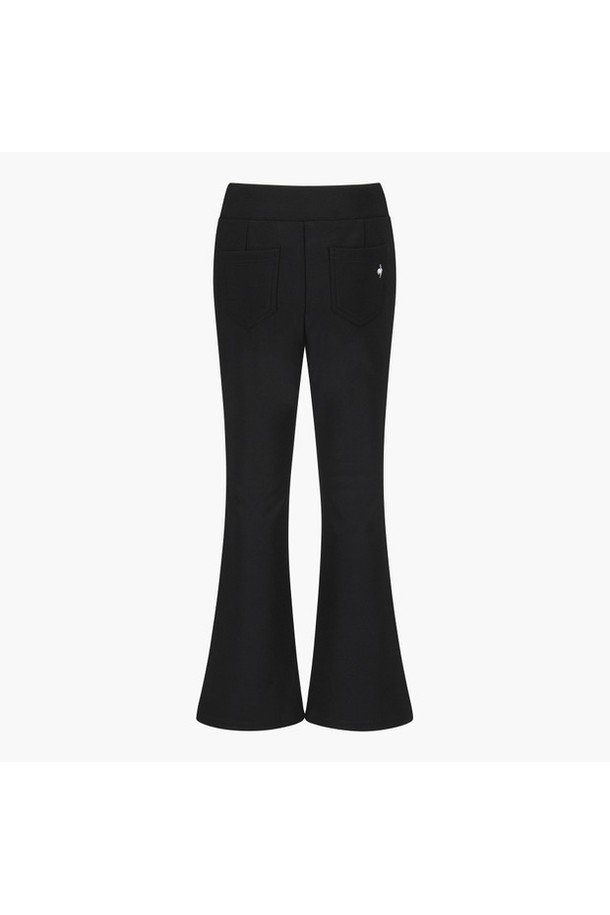 여성 에센셜 부츠컷 팬츠_블랙 GQ422LPTO9는 골프 및 일상에서 활용 가능한 여성용 바지입니다. 사계절 내내 착용하기 좋으며, 베이직한 스타일로 다양한 상의와 매치하기 용이합니다. 부드러운 촉감의 폴리에스터, 폴리우레탄 혼방 소재로 제작되어 편안한 착용감을 선사합니다. 레귤러 핏에 다리가 길어 보이는 부츠컷 실루엣으로, 힙 라인을 정돈해주는 아웃포켓 디자인이 특징입니다.
