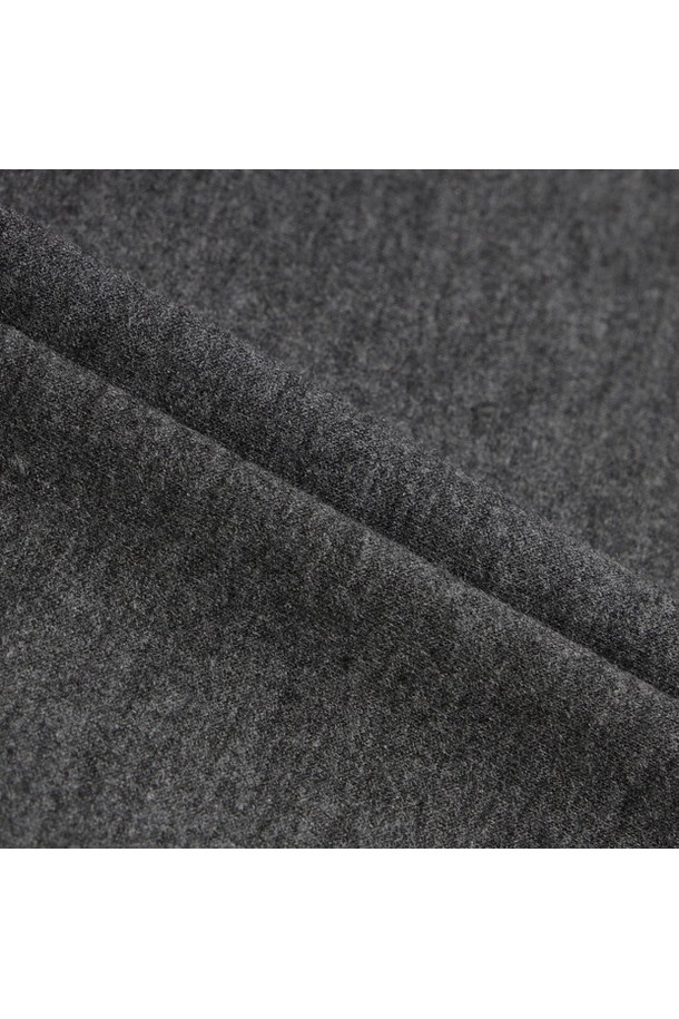 남성 에센셜 FINE AR (파인 AR) 베이스 레이어 _CHCL GQ421MILO9는 스포츠 활동과 일상에서 활용하기 좋은 남성용 베이스 레이어입니다. 블랙, 차콜 두 가지 색상으로 출시되었으며, 스포티한 스타일을 연출합니다. 겨울철 스포츠 활동에 적합하도록, 프리미엄 보온 소재를 사용하여 우수한 보온성을 제공하며 부드러운 촉감으로 최상의 착용감을 선사합니다. 하프넥, 레귤러 핏, 긴소매 기장으로 디자인되었으며, 아크릴, 레이온, 폴리우레탄 혼방 소재로 제작되어 흡습성과 신축성이 뛰어납니다. 골프룩, 피트니스룩, 등산룩 등 다양한 TPO에 활용 가능하며, 미니멀하고 클래식한 스타일과도 잘 어울립니다.
