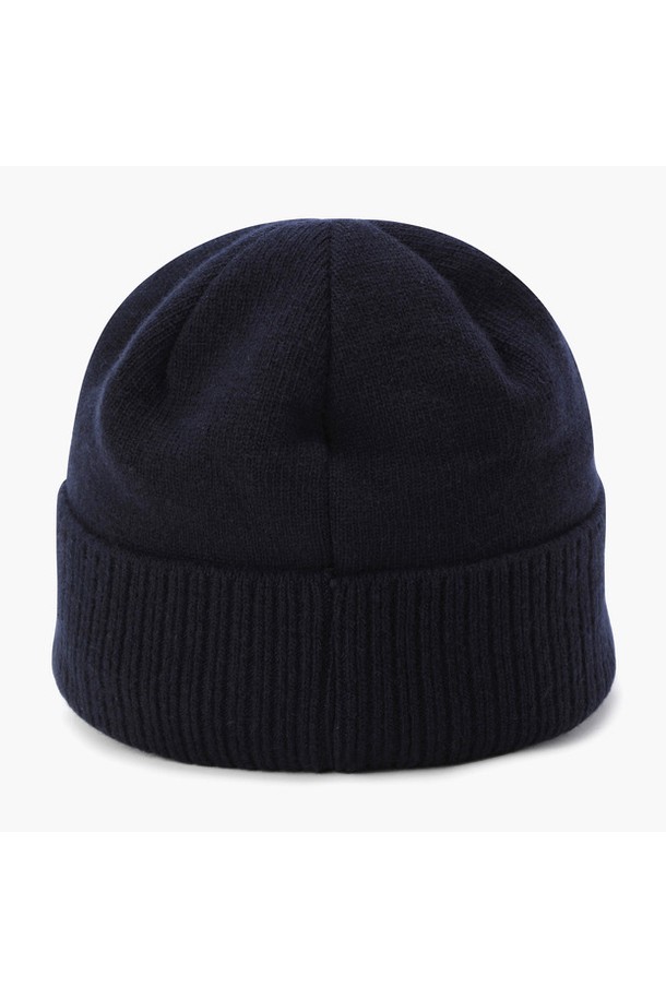 남성 로고 니트캡 다크네이비 MQ421MCPO2는 골프룩에 어울리는 클래식하고 미니멀한 스타일의 니트캡입니다. 가을, 겨울 시즌 착용하기 좋으며, 울, 나일론, 캐시미어 혼방 소재로 제작되어 부드러운 촉감과 보온성을 제공합니다. 챙 넓이는 7.5cm이며, 로고 자수 디테일이 돋보이는 디자인입니다. 다크네이비 컬러로 어떤 의상에도 매치하기 용이하며, 필드 위에서 세련된 스타일을 연출할 수 있습니다.
