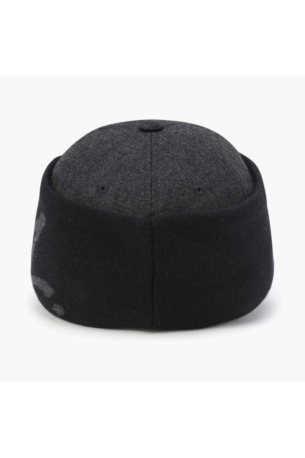 남성 이어 워머 세트 볼캡 차콜그레이 MQ421MCPO1은 겨울철 골프 및 일상생활에서 스타일과 보온성을 동시에 챙길 수 있는 모자입니다. 차콜그레이와 네이비 색상으로 출시되어 다양한 스타일에 매치하기 용이하며, 클래식, 미니멀, 캐주얼 스타일을 연출하기 좋습니다. 폴리에스터, 레이온, 울, 나일론, 캐시미어, 폴리우레탄 등 다양한 소재를 혼방하여 제작되어 부드러운 촉감과 뛰어난 보온성을 제공합니다. 7.5cm의 챙 넓이와 무지 패턴 디자인에 이어 워머가 더해져 추운 날씨에도 따뜻하게 착용할 수 있는 실용적인 제품입니다.
