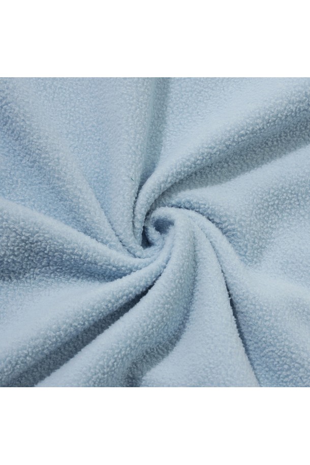 남성 플리스 반집업 티셔츠 라이트블루 MQ421PTLO1은 가을, 겨울 시즌에 착용하기 좋은 남성용 티셔츠입니다. 부드러운 촉감의 플리스 소재로 제작되어 보온성이 뛰어나며, 일상과 골프 활동 모두에 적합합니다. 레귤러 핏에 긴소매, 반집업 네크라인 디자인으로 스포티하면서도 캐주얼한 스타일을 연출합니다. 라이트 블루 컬러에 무지 패턴으로 미니멀한 매력을 더했습니다. 두꺼운 두께감으로 따뜻하게 착용할 수 있는 남성 플리스 반집업 티셔츠입니다.
