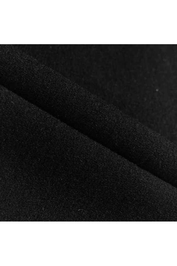 여성 모크넥 원포인트 이너 티셔츠 블랙 MQ422LINO1은 골프 및 일상생활에서 활용하기 좋은 베이직 스타일의 이너 티셔츠입니다. 사계절 모두 착용 가능하며, 부드러운 촉감의 아크릴, 레이온, 나일론, 폴리우레탄 혼방 소재로 제작되었습니다. 레귤러핏에 긴 소매 기장이며, 모크넥 디자인과 원포인트 패턴이 특징입니다. 특히 골프룩에 미니멀, 클래식, 캐주얼 무드를 더해주는 매력적인 아이템입니다.
