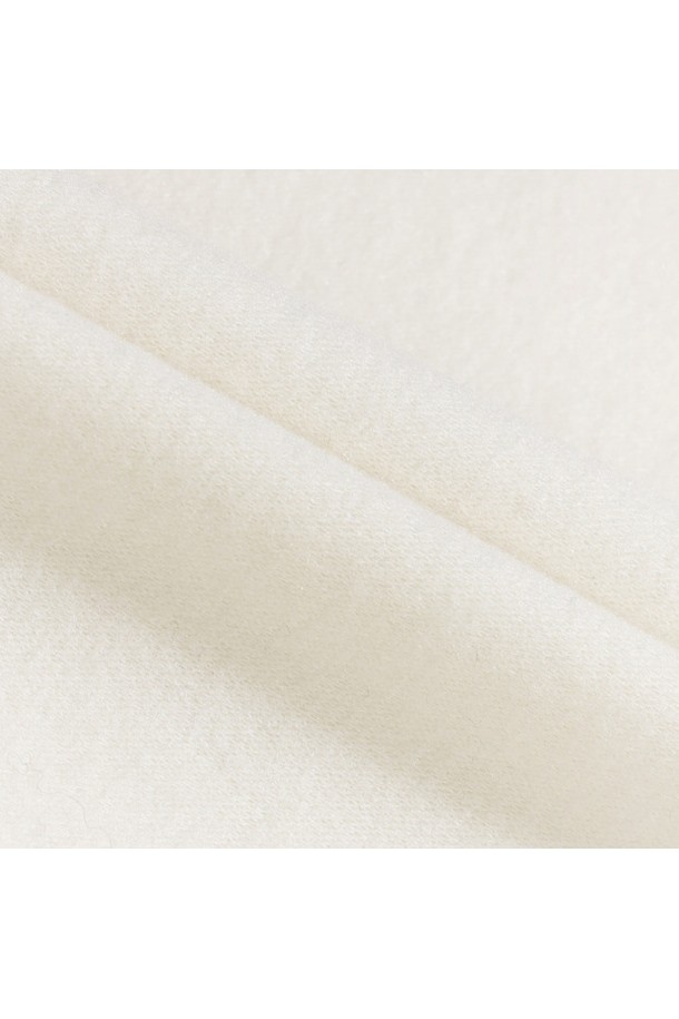 여성 모크넥 원포인트 이너 티셔츠 아이보리 MQ422LINO1은 부드러운 촉감의 레귤러핏 이너 티셔츠입니다. 아크릴, 레이온, 나일론, 폴리우레탄 혼방 소재로 제작되어 사계절 내내 착용 가능하며, 얇은 두께감으로 편안함을 더합니다. 베이직한 스타일의 디자인에 원포인트 패턴으로 포인트를 주어 골프룩 또는 일상복으로 활용하기 좋습니다. 모크넥 디자인과 긴 소매 기장이 특징이며, 안감은 폴리에스터로 마감되었습니다. 미니멀, 클래식, 캐주얼 스타일을 즐겨 입는 여성분들께 추천합니다.
