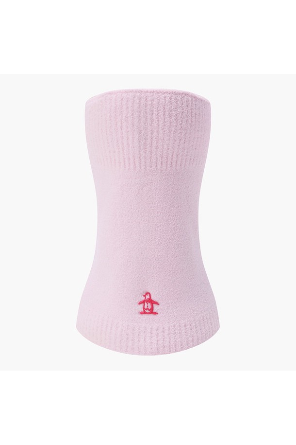 공용 탁텔 넥워머 라이트핑크 MQ423MWMO3는 부드러운 촉감과 뛰어난 보온성을 제공하는 겨울철 필수템입니다. 폴리에스터와 폴리우레탄 혼방 소재로 제작되어 신축성이 뛰어나 편안한 착용감을 선사합니다. 라이트핑크, 블랙, 화이트 세 가지 색상으로 출시되어 다양한 스타일과 코디에 활용하기 좋습니다. 미니멀, 캐주얼, 클래식 스타일의 산책룩, 집콕룩, 출근룩에 모두 잘 어울립니다. 두꺼운 두께감으로 추운 날씨에도 따뜻하게 몸을 보호해 줍니다.
