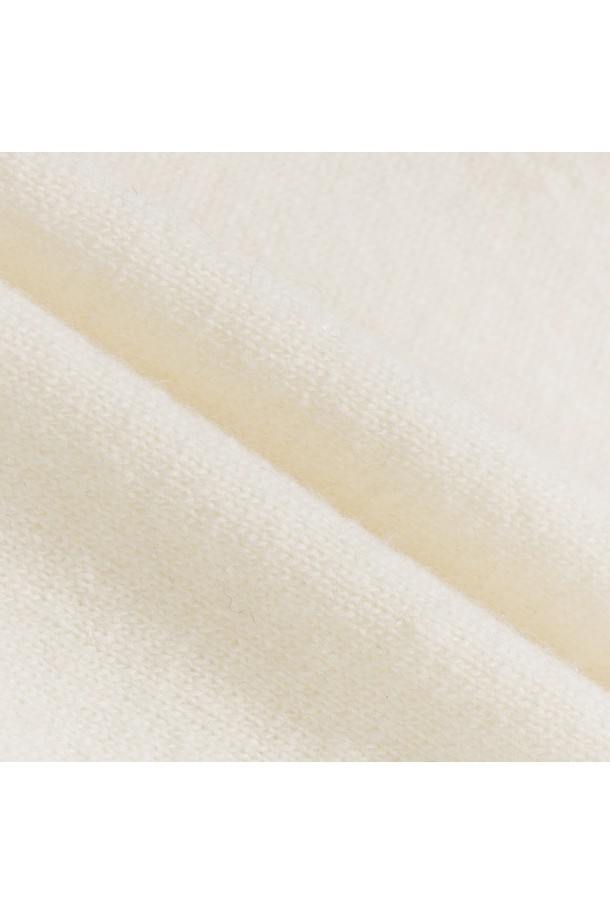 여성 카라 방풍 스웨터 화이트 MQ422LSWO1는 골프 및 일상생활에서 스포티하고 캐주얼한 스타일을 연출할 수 있는 크롭 기장의 스웨터입니다. 봄, 가을 시즌에 적합하며, 부드러운 촉감과 보통 두께감으로 편안한 착용감을 선사합니다. 모, 나일론, 폴리에스테르 혼방 소재로 제작되어 방풍 기능을 갖춰 야외 활동 시에도 쾌적함을 유지합니다. 깔끔한 무지 디자인에 카라 디테일이 더해져 미니멀하면서도 세련된 골프룩을 완성합니다. 안감 처리가 되어 있어 더욱 안정적인 착용감을 제공합니다.
