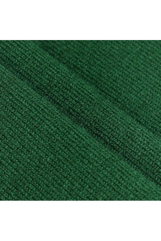 남성 모크넥 방풍 스웨터 그린 MQ421MSWO1는 가을, 겨울 시즌 골프 라운딩 및 겨울 데일리룩에 적합한 남성용 스웨터입니다. 부드러운 촉감의 울, 아크릴, 폴리에스터 혼방 소재로 제작되었으며, 레귤러핏에 긴소매 디자인입니다. 그린 및 네이비 배색이 돋보이며, 두꺼운 두께감과 방풍 안감으로 보온성을 높였습니다. 페이크 레이어드 디자인과 무소음 방풍 안감, 늘어짐이 적은 소재로 편안함과 스타일을 동시에 잡았습니다. 스포티, 클래식, 미니멀한 스타일을 연출하기 좋습니다.
