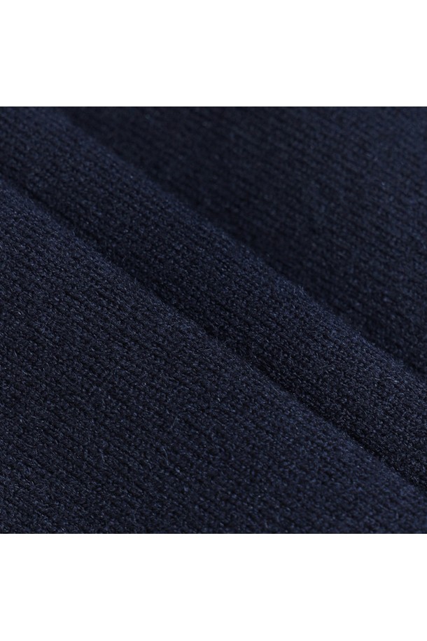 남성 모크넥 방풍 스웨터 다크네이비 MQ421MSWO1는 가을과 겨울철 골프 및 데일리룩에 적합한 남성용 스포티 스타일의 스웨터입니다. 두꺼운 두께감과 보온 기능을 갖춘 이 스웨터는 아크릴, 폴리에스터, 울 혼방 소재로 제작되었습니다. 무지 패턴에 레귤러핏으로 디자인되었으며, 모크넥과 긴 소매가 특징입니다. 방풍 기능과 노이즈리스 방풍 라이닝으로 편안한 착용감을 제공하며, 콘트라스트 디테일과 레이어드 스타일 연출이 용이합니다. 장시간 착용에도 늘어짐을 최소화하여 활동성을 높였습니다.

