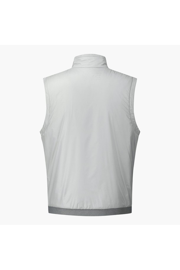 아크먼트(ACMT) 남성 경량 패딩 베스트 DQ42MFDVO1은 겨울철 골프 및 일상생활에서 활용하기 좋은 남성용 패딩 베스트입니다. 가볍고 부드러운 착용감을 제공하며, 보온과 발열 기능으로 추운 날씨에도 따뜻하게 몸을 보호합니다. 미니멀하고 스포티한 스타일의 무지 디자인으로, 다양한 옷차림에 레이어드하여 연출하기 좋습니다. 퍼텍스 원단과 발열 안감이 적용되었으며, 레귤러핏으로 편안하게 착용 가능합니다. 색상은 BLKG, LGYG 두 가지로 출시되었습니다.
