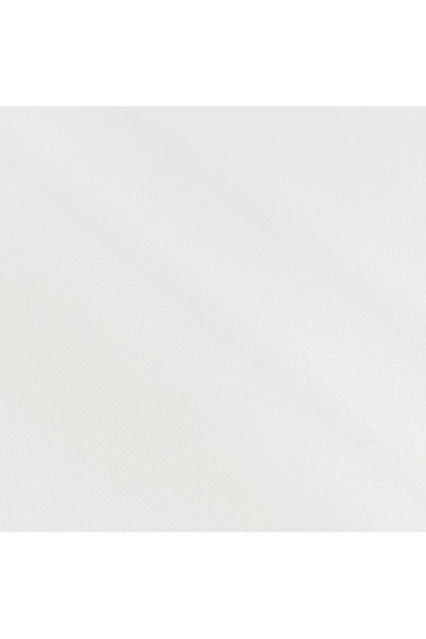 남성 경량 기모 반집업 티셔츠 화이트 MQ421MTLO1은 가을, 겨울 시즌 골프 및 일상에서 활용하기 좋은 상의입니다. 부드러운 촉감의 나일론, 폴리에스터, 폴리우레탄, 레이온, 아크릴, 스판덱스 혼방 소재로 제작되어 가볍고 따뜻한 착용감을 제공합니다. 레귤러핏에 긴 소매, 반집업 네크라인 디자인으로 스포티하고 베이직한 스타일을 연출합니다. 안감 기모 처리와 두꺼운 두께감으로 보온성을 높였으며, 무지 디자인으로 다양한 하의와 매치하기 용이합니다. 골프웨어, 스포츠웨어로 활용하기 좋으며 미니멀한 스타일을 선호하는 남성분들께 추천합니다.
