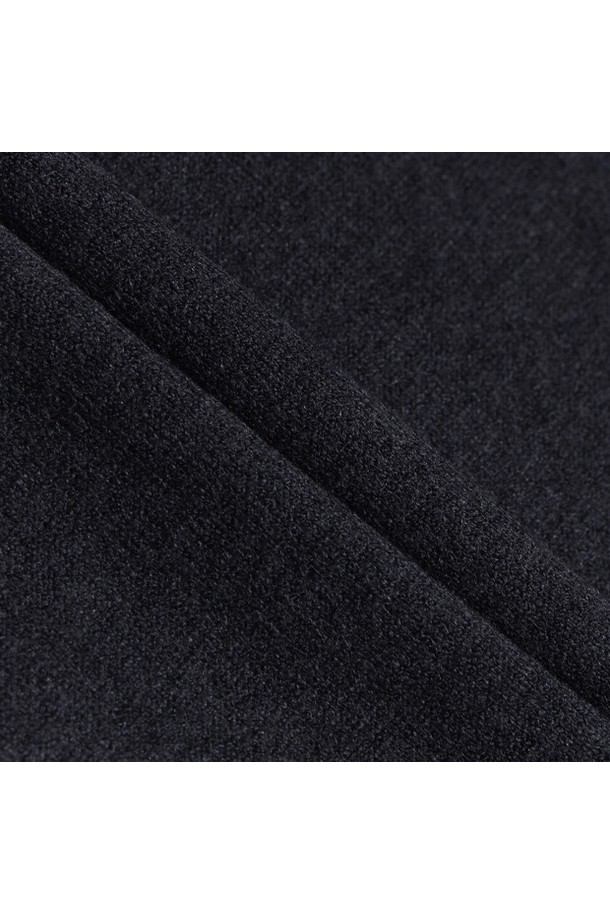 남성 방풍 그래픽 라운드 스웨터_CHCL GQ421MKPO1은 가을, 겨울 시즌에 스포티하고 캐주얼한 스타일을 연출하기 좋은 남성용 스웨터입니다. 라운드넥 디자인에 레귤러핏으로 제작되었으며, 두꺼운 두께감으로 보온성을 높였습니다. 넉넉한 기장의 긴소매 스웨터이며, 부드러운 촉감의 폴리에스터, 아크릴, 모, 나일론 혼방 소재로 제작되어 편안한 착용감을 선사합니다. 방풍 기능과 안감 처리가 되어 있어 쌀쌀한 날씨에도 따뜻하게 착용 가능하며, 남녀 공용으로 활용할 수 있습니다. 그래픽 패턴으로 포인트를 더해 골프룩은 물론 일상에서도 개성 있는 스타일을 완성할 수 있습니다.
