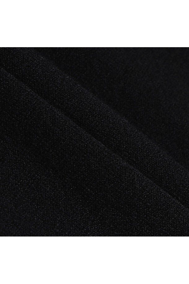 남성 방풍 그래픽 라운드 스웨터 _BLCK GQ421MKPO1는 가을, 겨울 시즌에 골프 및 일상에서 활용하기 좋은 스웨터입니다. 블랙, 블루, 화이트 3가지 색상으로 출시되었으며, 캐주얼, 스포티, 미니멀 스타일을 연출할 수 있습니다. 레귤러핏 라운드넥 디자인에, 두꺼운 두께감과 부드러운 촉감의 폴리에스터, 아크릴, 모, 나일론 혼방 소재로 제작되어 뛰어난 착용감을 선사합니다. 방풍 기능과 남녀공용으로 제작되어 실용성을 높였으며, 그래픽 패턴이 돋보이는 긴소매 스웨터입니다. 골프룩을 위한 스타일리시한 선택이 될 것입니다.
