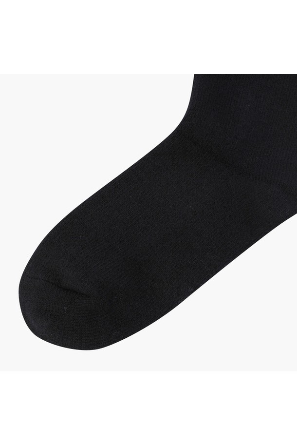 여성 날개사 포인트 울 니삭스 _BLCK GQ422LKSO1은 가을, 겨울 시즌 골프룩을 위한 니삭스입니다. 블랙과 크림 두 가지 색상으로 제공되며, 클래식하고 미니멀한 스타일을 연출합니다. 모, 나일론, 폴리에스터, 레이온, 폴리우레탄 혼방 소재로 제작되어 보온성을 높였습니다. 23~25cm 발길이에 발목 길이 34.5cm이며, 날개사 패턴으로 포인트를 더했습니다. 단품으로 판매됩니다.
