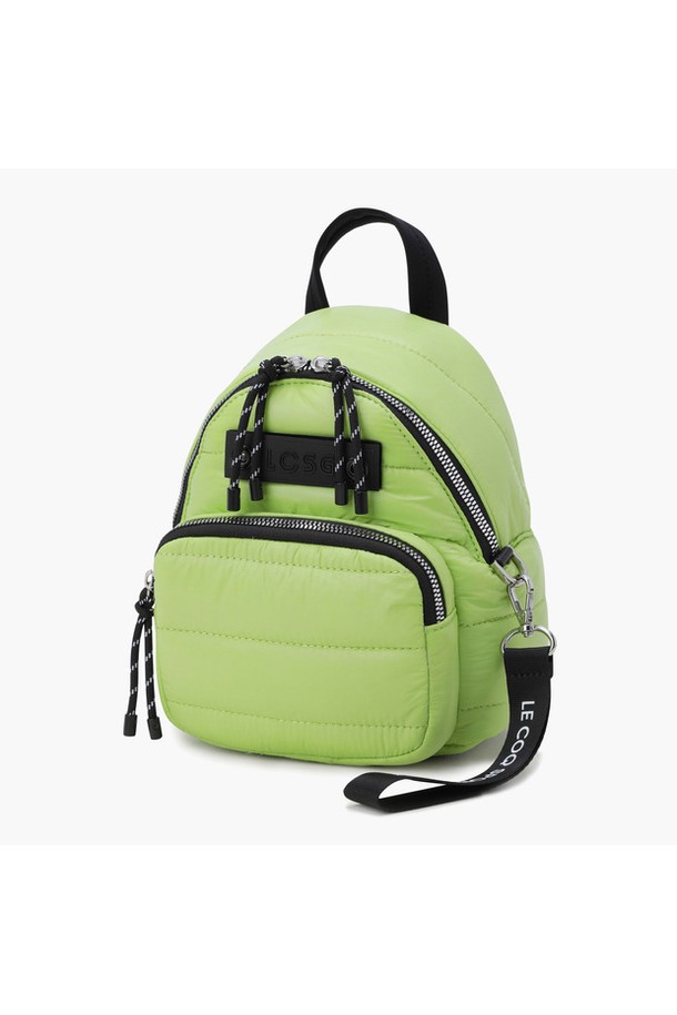 LIME(라임) GQ422LBGO1 여성 패딩 미니 크로스백은 캐주얼, 미니멀 스타일을 추구하는 여성 고객을 위한 가방입니다. 가벼운 무게의 나일론, 폴리에스터, 폴리우레탄 소재를 사용하여 편안한 착용감을 제공하며, 패딩 디자인으로 포근한 느낌을 더했습니다. 사각 모양에 지퍼형 잠금 방식으로 소지품을 안전하게 보관할 수 있으며, 일상 및 골프룩에 모두 잘 어울립니다. 가로 18.5cm, 세로 22cm, 폭 11cm의 미니 사이즈로, 328g의 가벼운 무게가 특징입니다. LIME(라임), BLACK(블랙), CREAM(크림), HOT PINK(핫 핑크) 4가지 다채로운 컬러로 출시되었습니다.
