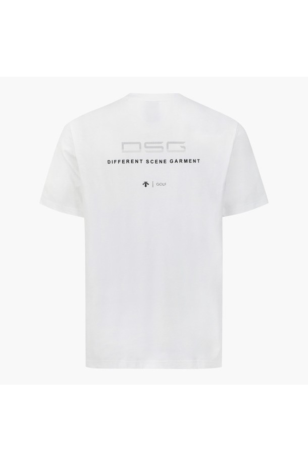 남녀공용 라운드 반팔 티셔츠 DQ32MFNS72는 골프 및 일상생활에서 스포티한 스타일을 연출할 수 있는 반팔 티셔츠입니다. 여름 시즌에 적합하며, 흡습 및 속건 기능의 폴리에스터 소재로 제작되어 쾌적한 착용감을 제공합니다. 레귤러핏 라운드넥 디자인에 얇은 두께감으로 활동성을 높였으며, 등판에는 데상트 스피릿 로고 그래픽이 포인트로 들어가 있습니다. BLKG, BWTG 두 가지 컬러로 출시되어 다양한 스타일에 매치하기 좋습니다.
