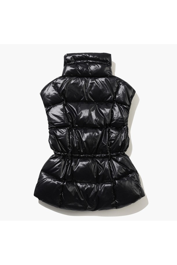 여성 골프 및 겨울 데일리룩에 적합한 "여성 글로시 다운 베스트 블랙 MQ422LWVO6"입니다. 무지 스타일의 이 다운 베스트는 스포티한 무드를 연출하며, 블랙과 그린 두 가지 색상으로 만나볼 수 있습니다. 두꺼운 두께감과 광택감 있는 나일론 소재가 특징이며, 허리와 목 부분 스트링 조절이 가능하여 핏을 조절할 수 있습니다. 거위솜털(80%)과 거위깃털(20%) 충전재를 사용하여 보온성을 높였으며, 목 부분은 플리스 소재로 마감하여 부드러운 착용감을 제공합니다. 발수 기능과 무소음 방풍 안감으로 겨울철 야외 활동 시에도 쾌적하게 착용할 수 있습니다.
