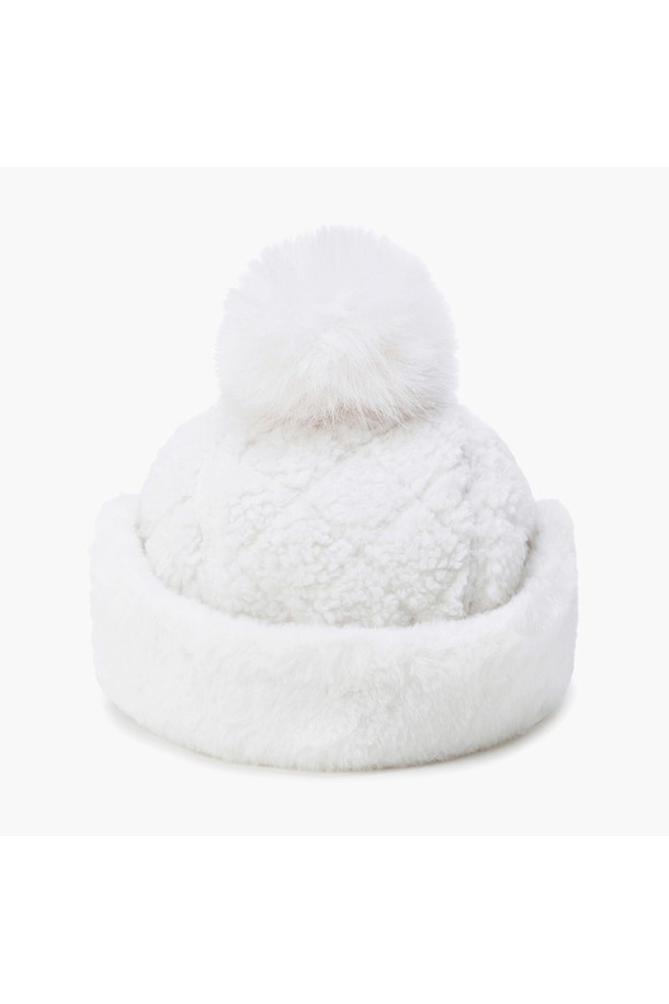 여성 플리스 이어머프 캡 화이트 MQ422LCPO7은 겨울철 보온성을 책임지는 모자입니다. 부드러운 폴리에스터 플리스 소재로 제작되어 뛰어난 촉감을 제공하며, 귀를 덮는 이어머프 디자인으로 방한 기능을 더했습니다. 챙 넓이 7.5cm의 무지 스타일로, 골프룩이나 일상 캐주얼룩에 클래식하고 미니멀한 느낌을 더해줍니다. 화이트와 브라운 두 가지 색상으로 출시되어 다양한 스타일에 매치하기 좋습니다.
