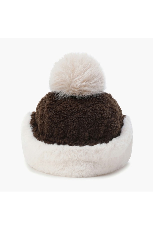 MQ422LCPO7 여성 플리스 이어머프 캡 브라운은 부드러운 촉감의 플리스 소재로 제작되어 가을, 겨울철 보온성을 높여주는 여성용 모자입니다. 7.5cm 챙과 무지 디자인에 브라운, 화이트 컬러로 출시되어 클래식, 미니멀, 캐주얼 스타일 모두 소화 가능합니다. 특히 골프룩에 잘 어울리며, 이어머프 디자인으로 귀를 따뜻하게 보호해 줍니다. 폼폼 장식이 더해져 사랑스러운 포인트를 더했습니다.
