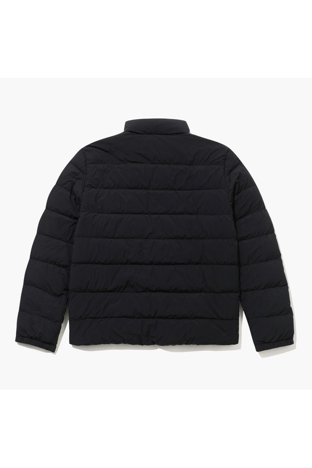 남성 스윙 다운 점퍼 블랙 MQ421MJPO1은 겨울철 골프 및 일상생활에서 스포티한 스타일을 연출할 수 있는 다운 점퍼입니다. 부드러운 촉감의 나일론, 폴리우레탄 소재로 제작되었으며, 두꺼운 두께감으로 뛰어난 보온성을 제공합니다. 레귤러핏 디자인에 집업 여밈 방식으로 편안하게 착용 가능하며, 크롭 기장으로 활동성을 높였습니다. 거위 솜털 충전재를 사용하여 가볍고 따뜻하며, 블랙 컬러와 무지 패턴으로 미니멀한 디자인을 강조했습니다. 긴 소매 기장의 패딩 형태 아우터로, 겨울철 골프룩을 완성해 보세요.
