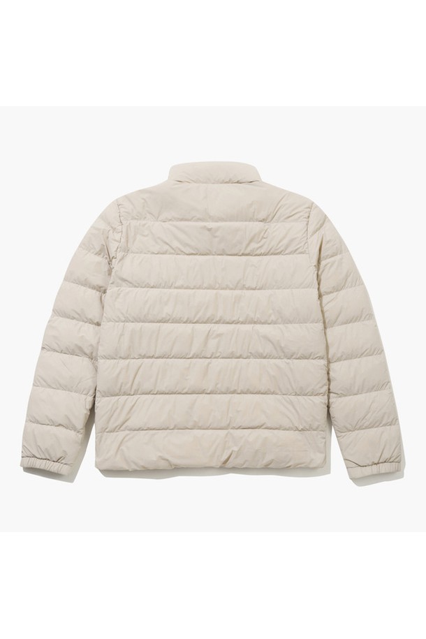 남성 스윙 다운 점퍼 베이지 MQ421MJPO1은 겨울철 골프 및 일상생활에서 스타일리시하게 착용할 수 있는 남성용 다운 점퍼입니다. 캐주얼하고 스포티한 무드의 무지 디자인에 레귤러핏으로 제작되어 편안한 착용감을 제공합니다. 부드러운 촉감의 나일론, 폴리우레탄, 거위솜털, 거위깃털 혼방 소재로 제작되어 보온성과 경량성을 동시에 갖췄습니다. 두꺼운 두께감으로 뛰어난 보온성을 자랑하며, 퀼팅 디자인과 집업 여밈 방식이 특징입니다. 긴 소매 기장의 패딩 코트 타입으로, 겨울철 포근함과 스타일을 모두 잡을 수 있는 아이템입니다.
