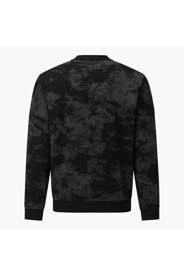 아크먼트(ACMT) 남성 자카드 모크넥 방풍 스웨터 DQ42MFKPO1는 가을과 겨울 시즌, 골프 및 일상에서 활용하기 좋은 남성용 스웨터입니다. 고급스러운 무드를 연출하는 시그니처 자카드 패턴이 돋보이며, 레이온, 폴리에스터, 나일론 혼방의 부드러운 소재로 제작되어 편안한 착용감을 선사합니다. 모던하고 클래식한 스타일을 기반으로, 레귤러 핏과 긴 소매 기장, 모크넥 디자인이 특징입니다. 특히 방풍 안감을 적용하여, 추운 날씨에도 따뜻하게 활동할 수 있으며 경량성까지 갖춰 실용성을 높였습니다. 
