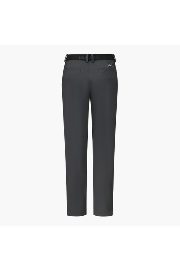 남성 본딩 슬림핏 팬츠 DQ42MFPTO7는 겨울철 필드 위, 일상에서도 활용하기 좋은 남성용 슬림핏 팬츠입니다. 보온성이 뛰어난 두꺼운 두께감에 부드러운 촉감의 원단을 사용하여 편안한 착용감을 선사합니다. 허리 뒤쪽 밴딩 처리로 활동성을 높였으며, 신축성이 더해져 골프 등의 스포츠 활동에도 적합합니다. 무지 디자인으로 스포티하면서도 미니멀한 스타일을 연출하며, BLKG, GRYG 두 가지 컬러로 출시되었습니다. 나일론, 폴리에스터, 폴리우레탄 혼방 소재로 제작되어 내구성과 활동성을 동시에 잡았습니다.
