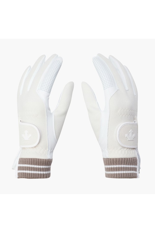 여성 360그립 방한 장갑 DQ42WFGLO2는 골프룩과 겨울 데일리룩에 모두 잘 어울리는 여성용 장갑입니다. 합성가죽, 폴리에스터, 아크릴, 폴리우레탄 등 4중 소재로 제작되어 뛰어난 보온성과 방한 기능을 제공합니다. 360도 패턴과 손바닥면 논슬립 실리콘 처리로 뛰어난 그립감을 선사하며, 기모 골조직 소재를 사용하여 부드러운 착용감을 느낄 수 있습니다. 클래식, 미니멀, 스포티한 스타일을 모두 소화하며 겨울철 라운딩 또는 일상 속에서 따뜻하고 스타일리시하게 연출할 수 있습니다. 블랙(BLKG)과 아이보리(IVYG) 두 가지 색상으로 만나보세요.
