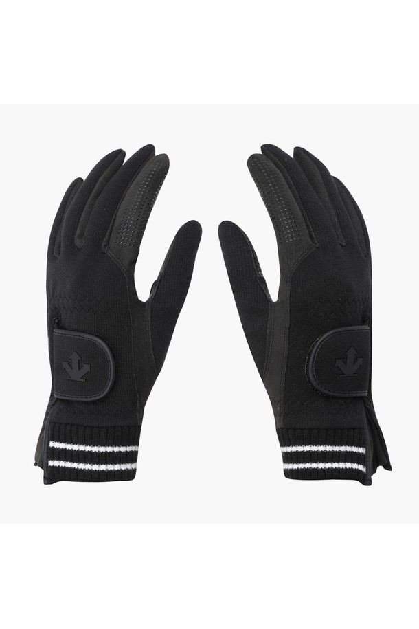 여성 360그립 방한 장갑 DQ42WFGLO2는 겨울철 골프룩과 데일리룩에 모두 잘 어울리는 방한 장갑입니다. 클래식, 미니멀, 스포티한 스타일을 아우르며, 360도 패턴으로 디자인되어 세련된 외관을 자랑합니다. 합성가죽, 폴리에스터, 아크릴, 폴리우레탄 등 다양한 소재를 사용하여 보온성과 그립감을 높였습니다. 손바닥 면에는 논슬립 실리콘 처리가 되어 미끄럼을 방지하며, 기모 골조직 소재로 더욱 따뜻하게 착용할 수 있습니다. BLKG, IVYG 두 가지 색상으로 출시되었습니다.
