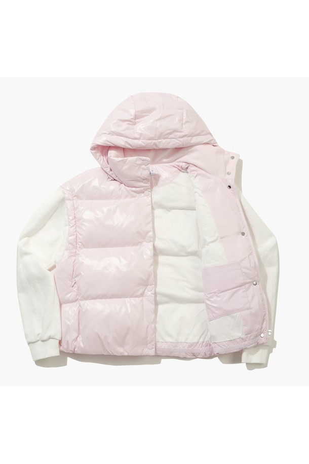 여성 소매 디테쳐블 푸퍼 다운 베스트 라이트핑크 MQ422PJPO2는 부드러운 촉감의 나일론, 폴리에스터, 오리털 혼방 소재로 제작되어 겨울철 보온성을 책임지는 다운 베스트입니다. 가볍고 따뜻하며, 소매가 탈부착 가능하여 다양한 스타일 연출이 가능합니다. 크롭 기장의 레귤러핏으로 스포티, 캐주얼, 미니멀한 스타일을 즐기는 여성분들께 적합하며, 골프룩으로도 활용할 수 있습니다. 지퍼형 여밈 방식과 무지 디자인으로 깔끔함을 더했습니다. 라이트핑크와 아이보리 두 가지 컬러로 출시되어 취향에 맞게 선택할 수 있습니다.
