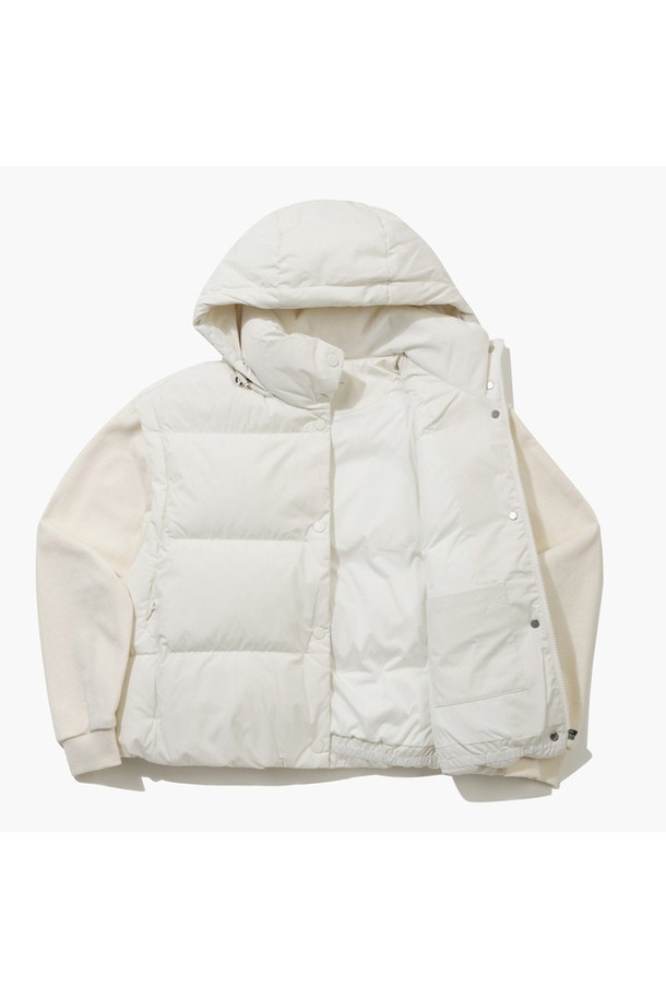 여성 소매 디테쳐블 푸퍼 다운 베스트 아이보리 MQ422PJPO2는 겨울철 골프 및 일상용으로 활용하기 좋은 아우터입니다. 부드러운 촉감의 폴리에스터, 나일론, 오리솜털, 오리깃털 소재로 제작되었으며, 두꺼운 두께감으로 보온성을 높였습니다. 스포티하면서도 캐주얼한 무드를 연출하며, 크롭 기장에 집업 여밈 방식으로 편안하게 착용 가능합니다. 소매 탈부착이 가능하여 베스트 형태로도 활용할 수 있으며, 레귤러핏 디자인으로 다양한 스타일 연출이 용이합니다.
