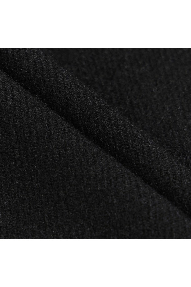 여성 배색 플리츠 스커트 블랙 MQ422LSKO1은 골프 및 스포츠 활동에 적합한 스포티 스타일의 플리츠 스커트입니다. 블랙과 베이지 컬러 배색으로 세련된 디자인을 연출하며, 폴리에스터, 레이온, 폴리우레탄 혼방 소재로 제작되어 편안한 착용감을 제공합니다. 안감이 있어 활동적인 움직임에도 안정감을 더하며, 사계절 내내 활용 가능한 실용적인 아이템입니다. 미니멀한 스타일을 선호하는 여성 골퍼에게 추천하는 배색 플리츠 스커트입니다.
