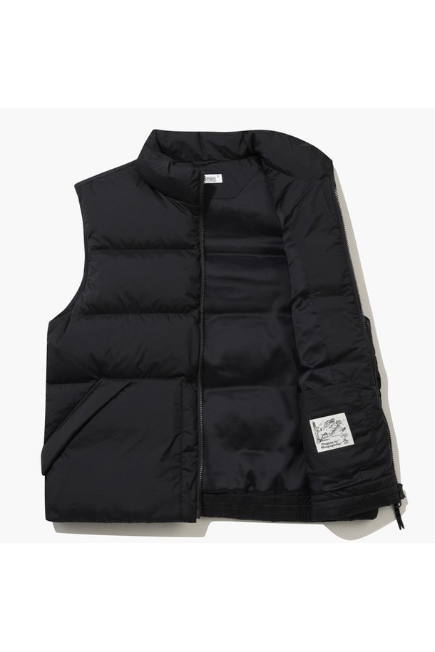 남성 푸퍼 머스코비 다운 베스트 블랙 MQ421PWVO1은 겨울철 보온성을 책임지는 남성용 다운 베스트입니다. 스포티하면서도 캐주얼한 스타일로, 골프 및 일상생활에서 폭넓게 활용할 수 있습니다. 겉감은 나일론, 폴리에스터 소재를 사용하여 내구성을 높였으며, 안감에는 오리솜털과 오리깃털을 충전재로 사용하여 뛰어난 보온성을 제공합니다. 레귤러핏으로 제작되었으며, 집업 방식으로 간편하게 착용할 수 있습니다. 무지 디자인의 블랙 컬러로 어떤 옷에도 쉽게 매치할 수 있는 미니멀한 매력을 더했습니다.
