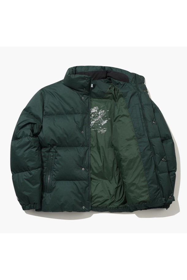 남성 푸퍼 머스코비 다운 점퍼 딥그린 MQ421PJPO3는 겨울철 스포티하고 캐주얼한 스타일을 연출하기에 좋은 다운 점퍼입니다. 딥그린 컬러의 무지 디자인으로 어떤 옷에도 쉽게 매치할 수 있으며, 골프 및 일상생활에서 활용하기 좋습니다. 넉넉한 두께감과 부드러운 촉감의 나일론 소재를 사용하여 편안한 착용감을 제공합니다. 충전재는 솜털 80%, 깃털 20%로 구성되어 보온성과 경량성을 동시에 갖췄으며, 긴 소매와 집업 여밈 방식으로 디자인되었습니다. 레귤러핏으로 제작되어 활동성을 높였으며, 안감 또한 나일론 소재로 마감되었습니다.
