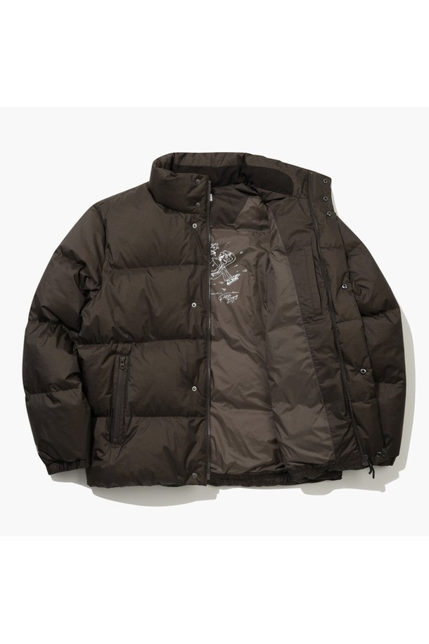 남성 푸퍼 머스코비 다운 점퍼 브라운 MQ421PJPO3는 부드러운 촉감의 나일론 소재를 사용하여 제작된 겨울용 다운점퍼입니다. 브라운 및 다크그린 컬러로 출시되었으며, 스포티와 캐주얼 스타일을 동시에 연출할 수 있습니다. 레귤러핏에 레귤러 기장으로 편안한 착용감을 제공하며, 집업 스타일로 간편하게 입고 벗을 수 있습니다. 솜털 80%, 깃털 20%의 머스코비 다운 충전재를 사용하여 보온성과 경량성을 동시에 갖춘 제품으로 골프 및 일상생활에서 활용하기 좋습니다.
