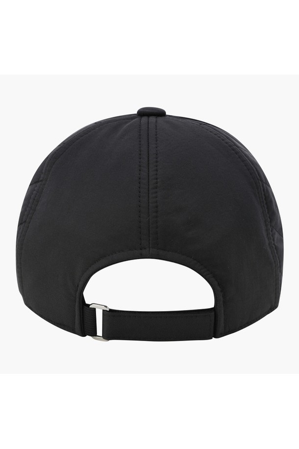 남성용 약패딩 이어워머 탈부착 볼캡 DQ42MFCPO8은 가을, 겨울 시즌 골프 및 일상생활에서 활용하기 좋은 모자입니다. 나일론, 면, 폴리에스터 혼방 소재로 제작되어 보온성이 뛰어나고, 8cm 챙으로 햇빛을 효과적으로 가려줍니다. 무지 패턴에 약패딩 두께감으로 포근하며, 탈부착 가능한 이어워머가 있어 추운 날씨에도 따뜻하게 착용할 수 있습니다. 톤 다운된 BEGG, BLKG 컬러로 캐주얼, 미니멀, 클래식 스타일의 골프룩에 잘 어울리며, 사이즈 조절 기능으로 편안한 착용감을 제공합니다.
