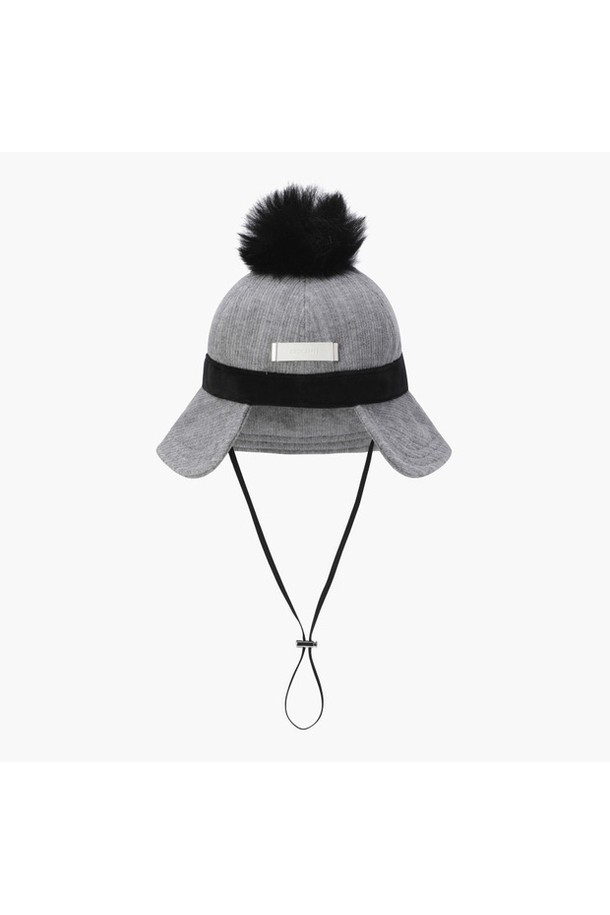 여성 폼 버킷햇 DQ32WFCP99는 가을, 겨울 시즌 골프 및 일상에서 활용하기 좋은 모자입니다. 따뜻한 컬러감과 두꺼운 두께감으로 포근한 착용감을 선사하며, 8cm 챙 넓이로 햇빛을 효과적으로 가려줍니다. 폴리에스터, 레이온, 나일론, 폴리우레탄, 면 등 다양한 소재가 혼방되어 조직감 있는 촉감을 느낄 수 있습니다. 클래식, 미니멀, 캐주얼 스타일의 골프룩에 잘 어울리며, 턱끈 디테일과 사이즈 조절 기능으로 실용성을 더했습니다.
