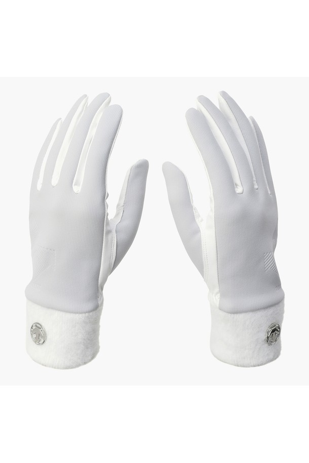 여성 방한 장갑 DQ42WFGLO3는 골프 및 겨울 데일리룩에 모두 잘 어울리는 제품입니다. 부드러운 촉감의 합성가죽, 나일론, 폴리우레탄 소재로 제작되어 보온성을 제공하며, 손목 부분에는 계절감을 살린 원사를 사용하여 디자인 포인트를 더했습니다. 클래식, 미니멀, 캐주얼 스타일을 모두 소화할 수 있으며, 스피릿 포인트 디테일로 세련된 분위기를 연출합니다. BLKG, LGYG 컬러로 출시되어 다양한 겨울 코디에 활용하기 좋습니다.
