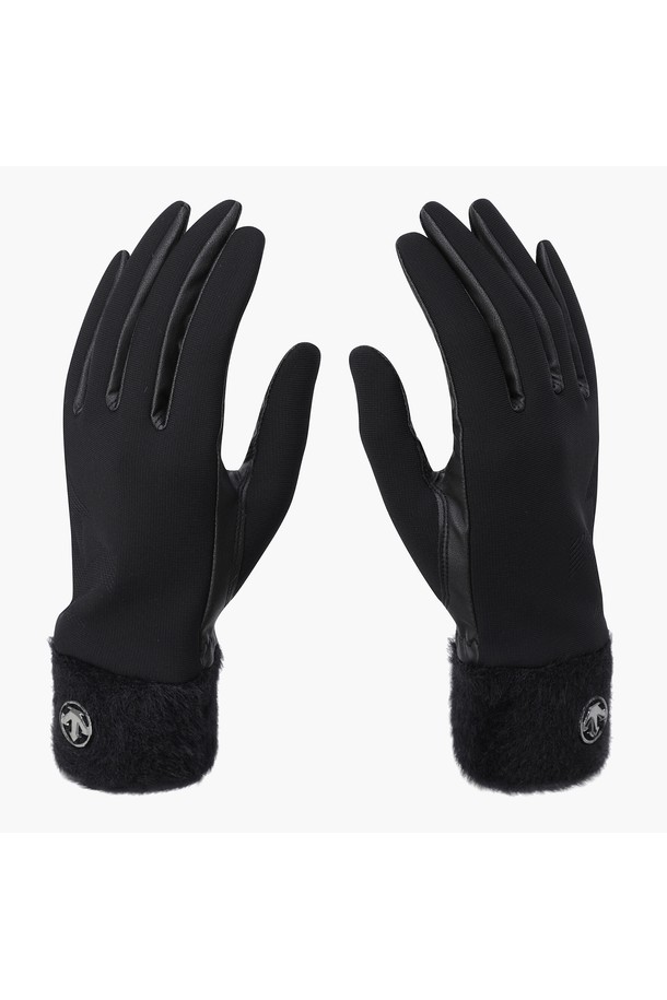 여성 방한 장갑 DQ42WFGLO3는 골프룩 또는 겨울 데일리룩에 잘 어울리는 클래식 & 미니멀 스타일의 방한 장갑입니다. 부드러운 촉감의 합성가죽, 나일론, 폴리우레탄 소재를 사용하여 보온성을 높였습니다. 블랙 & 그레이 컬러로 출시되었으며, 손목 부분에는 계절감을 살린 원사를 사용하여 디자인 포인트를 더했습니다. 스피릿 포인트 디자인으로 세련된 분위기를 연출합니다. 추운 겨울, 따뜻함과 스타일을 동시에 잡을 수 있는 아이템입니다.
