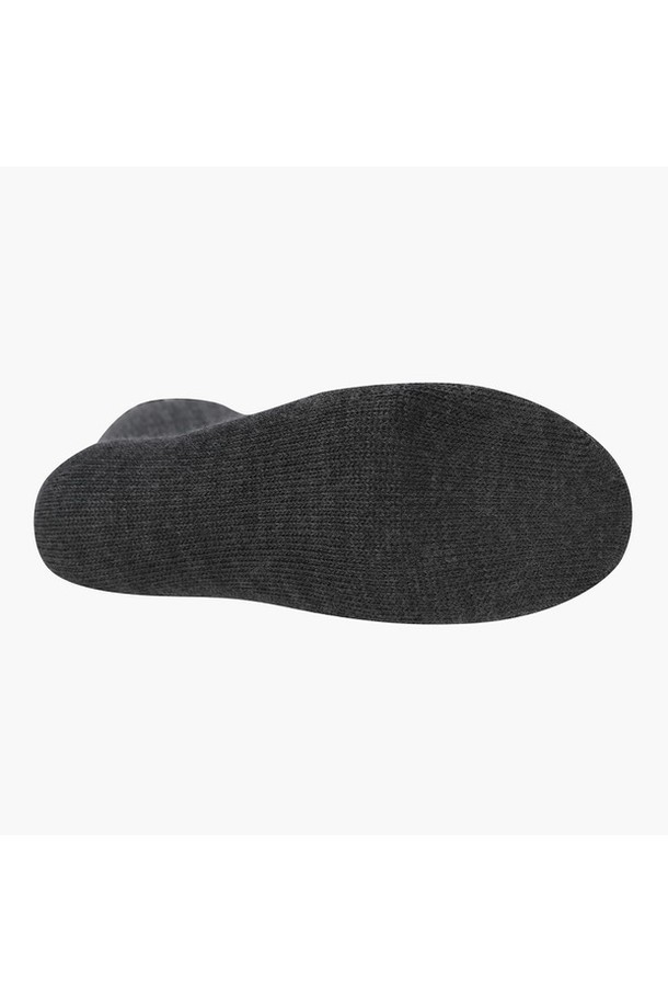 여성 방한 니삭스 DQ42WFSOO2는 골프 및 겨울 데일리룩에 어울리는 클래식하고 미니멀한 스타일의 방한 니삭스입니다. 모, 나일론, 폴리에스터 등 보온성이 뛰어난 소재로 제작되어 겨울철 추위로부터 발을 따뜻하게 보호해 줍니다. 양말 상단에는 부드러운 날개사 포인트가, 바닥 부분에는 파일 조직을 적용하여 편안한 착용감을 선사합니다.  블랙그레이(BLKG) 및 그레이그레이(GRYG) 두 가지 색상으로 출시되었으며, 금속 스피릿 장식으로 포인트를 더했습니다. 추운 계절, 따뜻함과 스타일을 동시에 잡을 수 있는 아이템입니다.
