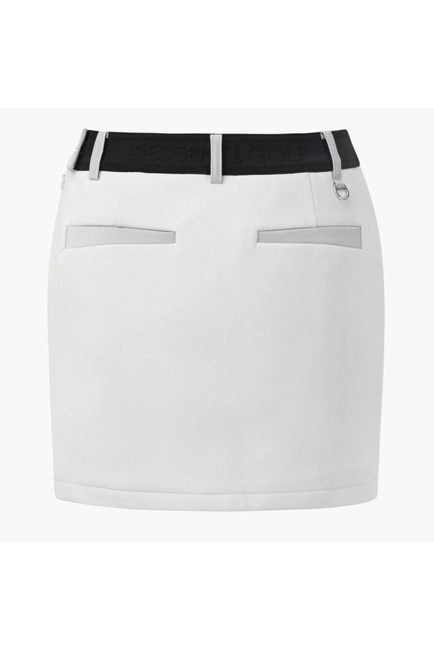 여성 본딩 A라인 스커트 DQ42WFSKOE는 세련된 스타일의 골프룩을 위한 겨울철 필수 아이템입니다. 폴리에스터, 나일론, 폴리우레탄 혼방의 믹스 소재로 제작되었으며, 두꺼운 두께감과 패딩 안감으로 보온성을 높였습니다. 무지 디자인에 A라인 핏으로 어떤 상의와도 잘 어울리며, 클래식하고 미니멀한 스타일을 연출합니다. BLKG (블랙), LGYG (연한 그레이) 두 가지 색상으로 만나보세요.
