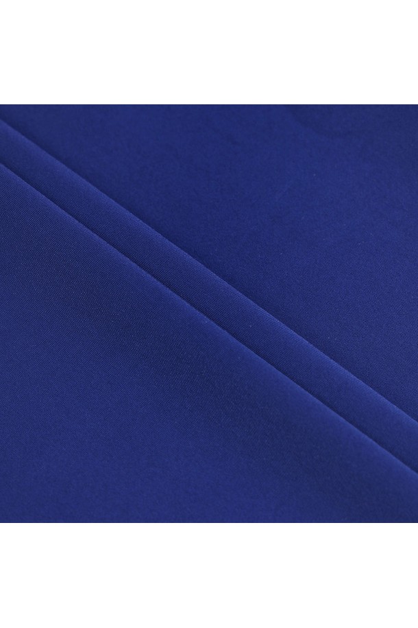 남성 레터링 라인 브러쉬드 폴로 티셔츠 _ULBL GQ421MTLO1는 골프룩을 위한 스포티하고 미니멀한 스타일의 폴로 티셔츠입니다. 봄, 여름 시즌에 적합하며, 나일론, 폴리우레탄 혼방 소재로 제작되어 부드러운 브러쉬드 촉감을 선사합니다. 긴 소매와 레귤러핏 디자인으로 편안한 착용감을 제공하며, 레터링 패턴과 라인 디테일이 특징입니다. ULBL, DGRN 컬러로 출시된 레귤러 기장의 폴로넥 티셔츠입니다.
