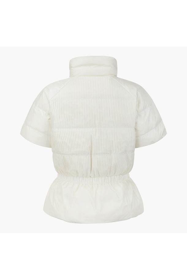 아크먼트(ACMT) 여성 헝가리구스 반팔 다운 DQ42WFDJO1은 골프룩에 적합한 스포티하고 미니멀한 스타일의 다운자켓입니다. 나일론, 폴리에스터, 거위솜털, 거위깃털을 사용하여 부드러운 촉감을 선사하며, 봄, 여름 시즌에 얇게 착용하기 좋습니다. 슬림핏 크롭 기장으로, 등판 플리츠 디테일과 허리 밴드가 여성스러운 실루엣을 강조합니다. 집업 스타일이며, BLKG, IVYG 두 가지 색상으로 제공됩니다. 경량 소재로 활동성을 높였습니다.
