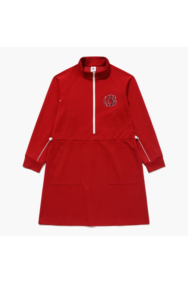 여성 기모 저지 원피스 _CRS0 GQ322LOP93는 부드러운 촉감의 폴리에스터, 레이온, 폴리우레탄 혼방 소재로 제작되어 겨울철 보온성을 높여주는 캐주얼 스타일의 원피스입니다. 하프넥 디자인과 긴소매, A라인 플레어 치마 핏으로 여성스러운 실루엣을 연출하며, 루즈핏으로 편안함을 더했습니다. 하프 집업 디자인과 버클 자수 포인트가 돋보이며, 기모 안감으로 따뜻하게 착용할 수 있습니다. 데일리룩, 집콕룩, 산책룩 등 다양한 상황에서 미니멀하고 클래식한 분위기를 연출하기 좋습니다.
