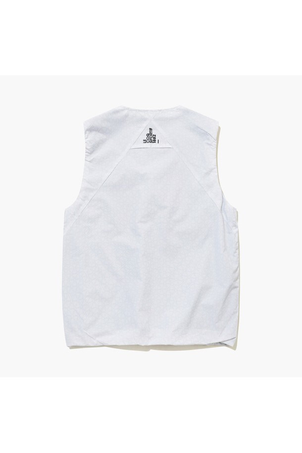 남성 베스트 _WH00 GQ411MWVO9는 봄, 여름 시즌 골프 및 일상에서 활용하기 좋은 남성용 베스트입니다. 화이트와 네이비 두 가지 색상으로 출시되었으며, 스포티하면서도 미니멀한 스타일을 연출합니다. 얇고 부드러운 폴리에스테르 소재로 제작되어 가볍고 활동성이 우수하며, 방풍 기능으로 쾌적한 착용감을 제공합니다. 라운드넥, 민소매, 레귤러핏 디자인으로 편안하게 착용 가능하며, 골프웨어로 활용하기에 적합합니다.
