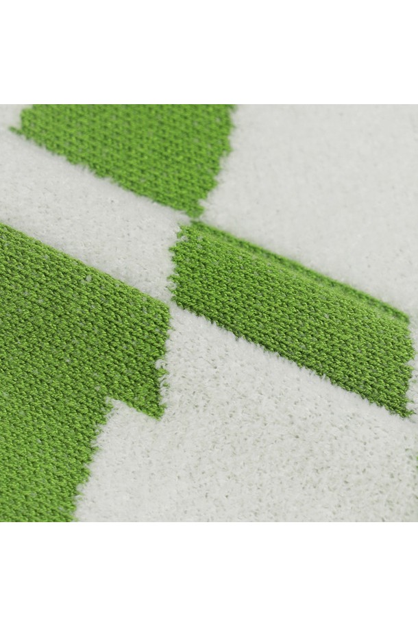 여성 플래그 패턴 부클 방풍 스웨터 _OLIV GQ422LKPO2는 골프 및 일상용으로 활용하기 좋은 스포티한 스타일의 스웨터입니다. 부클 소재와 두꺼운 두께감으로 따뜻함을 더하며, 방풍 기능을 갖춰 가을, 겨울철에도 쾌적하게 착용할 수 있습니다. 올리브 컬러 바탕에 플래그 및 체크 패턴이 적용되어 세련된 디자인을 자랑하며, 라운드넥과 긴 소매, 레귤러핏으로 편안한 착용감을 선사합니다. 레이온, 나일론, 폴리에스터 혼방 소재로 제작되어 부드러운 촉감을 느낄 수 있습니다.
