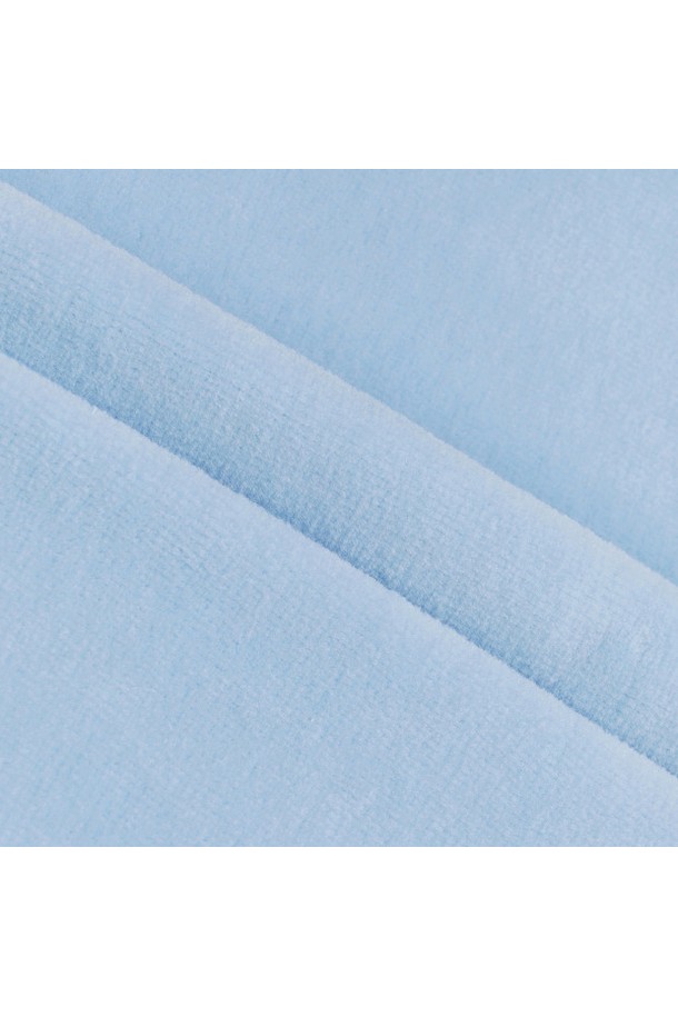 여성 세일러 카라 반집업 티셔츠 라이트블루 MQ422LTLO1은 봄, 여름 시즌에 골프 및 일상에서 활용하기 좋은 상의입니다. 라이트블루 컬러에 세일러 카라 디자인과 반집업 스타일이 특징이며, 스포티하면서도 캐주얼한 분위기를 연출합니다. 면, 폴리에스터, 아크릴, 울, 스판덱스 혼방 소재로 제작되어 부드러운 촉감을 선사하며, 얇은 두께로 시원하게 착용할 수 있습니다. 레귤러핏에 긴 소매 기장, 크롭 기장으로 활동적인 스타일을 완성합니다. 골프룩으로도 손색없는 디자인입니다.
