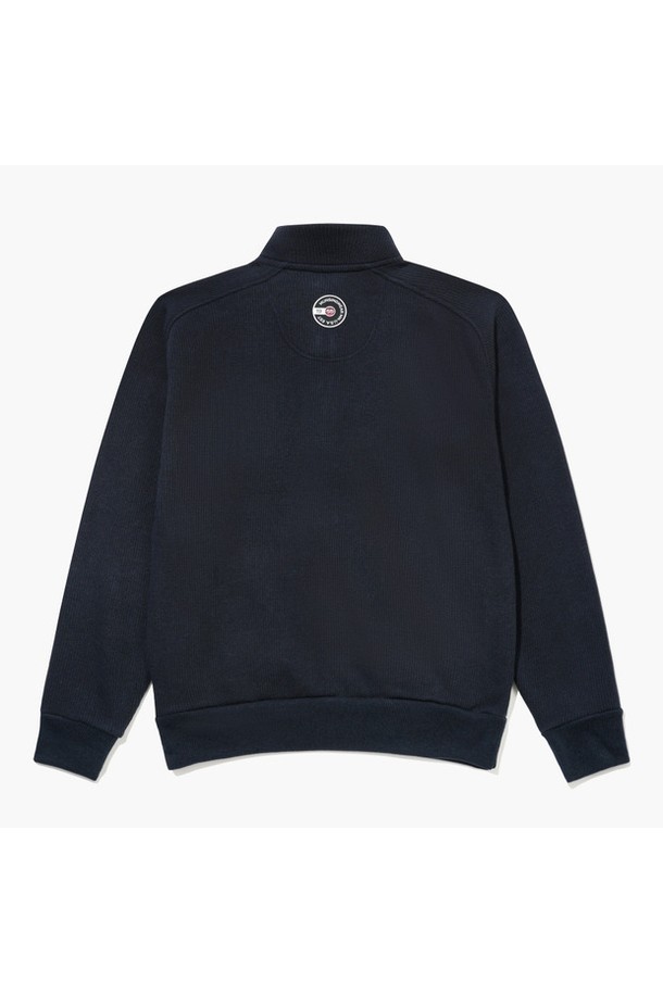 남성 골조직 저지 풀집업 네이비 MQ411MCSO1은 스포티하고 베이직한 스타일의 남성용 집업 자켓입니다. 봄, 가을에 적합하며, 골프 및 스포츠 활동에 착용하기 좋습니다. 부드러운 촉감의 아크릴, 모달, 면 혼방의 골조직 저지 소재로 제작되어 편안한 착용감을 제공합니다. 레귤러핏에 긴소매 기장, 무지 디자인, 네이비 컬러로 미니멀한 매력을 더했습니다. 보온 기능을 갖춘 레귤러 기장의 집업 자켓으로, 캐주얼한 골프룩을 연출해보세요.
