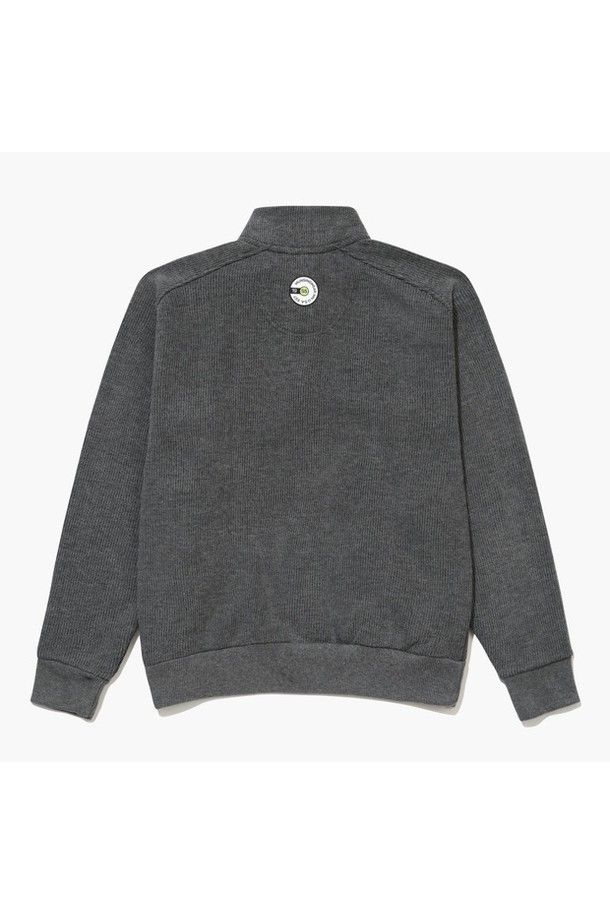 남성 골조직 저지 풀집업 그레이 MQ411MCSO1은 가을, 겨울 시즌에 골프 및 일상용으로 활용하기 좋은 남성용 풀집업입니다. 부드러운 촉감의 아크릴, 모달, 면 혼방 소재로 제작되어 보온성을 제공하며, 레귤러 핏으로 편안한 착용감을 선사합니다. 세련된 골조직 패턴과 베이직한 디자인은 스포티하면서도 미니멀한 스타일을 연출하며, 긴 소매와 두꺼운 두께감으로 추운 날씨에도 따뜻하게 입을 수 있습니다. 집업 네크라인으로 간편하게 착용 가능하며, 골프룩으로도 손색없는 활용도를 자랑합니다.
