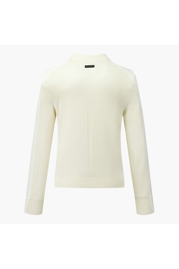 여성 하이브리드 방풍 풀오버 DQ42WFKPOK는 골프 및 일상 활동에 적합한 스포티 스타일의 겨울용 풀오버입니다. 부드러운 촉감의 울, 나일론, 폴리에스터 혼방 소재로 제작되었으며, 하이넥과 긴소매, 레귤러핏 디자인을 갖췄습니다. 무지 패턴에 방풍 안감을 적용하여 보온성을 높였으며, 하이브리드 디자인과 다른 조직 디테일로 퍼포먼스 외관을 강조했습니다. 두꺼운 두께감으로 추운 날씨에도 따뜻하게 착용할 수 있습니다.
색상은 BLKG, IVYG 두 가지로 출시되었습니다.
